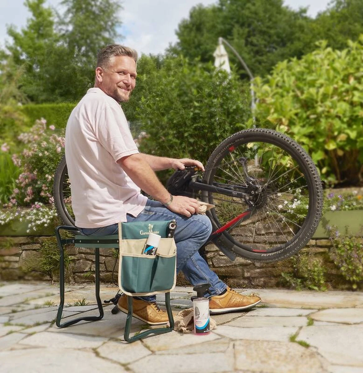 GartenMeister 2 In 1 XXL Zit- En Kniebank - Belastbaar Tot 150 Kg - Inclusief Praktische Gereedschapstas 4 GartenMeister 2 In 1 XXL Zit- En Kniebank - Belastbaar Tot 150 Kg - Inclusief Praktische Gereedschapstas - Afbeelding 2