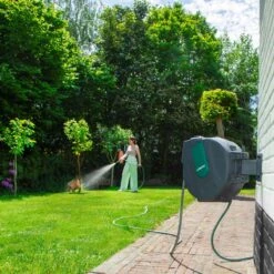 VONROC Automatische Slanghaspel – Incl. 25m Tuinslang, Aansluitslang, Spuitstuk, Koppelingen & Kraanaansluiting -Tuin Verkoop 1200x1200 1280