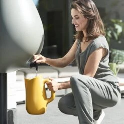 Elho Pure Raindrop 70L - Geel/Oker -Tuin Verkoop 1200x1200 1394