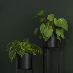 QUVIO Plantenstandaard Inclusief Pot - Staande Plantenbak - Metaal - Plantenbak - Plantenhouders - Planten Zuilen - Voor Buiten - Bloempot - 22 X 22 X 90 Cm - Zwart -Tuin Verkoop 1200x1200 1547
