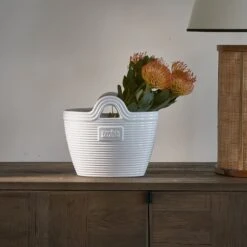 Riviera Maison Plantenbak Met Handvaten, Bloempot In Tas Vorm - RM Beach Bag Planter - Wit - Porselein -Tuin Verkoop 1200x1200 1601