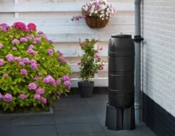 Nature - Slimline - Regenton - 100L - H96 X 32 X 36cm - Zwart -Tuin Verkoop 1200x931 4